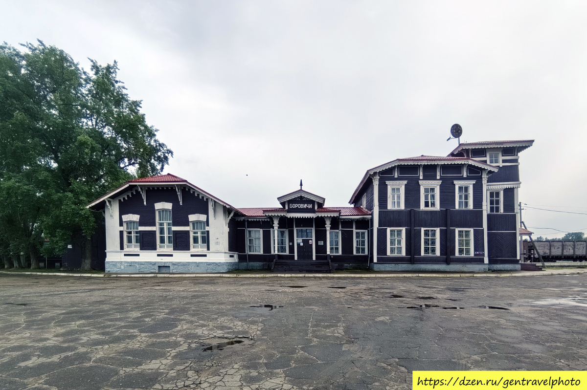 Привокзальная площадь. Деревянный железнодорожный вокзал на левом берегу Мсты, памятник деревянного зодчества, сохранвший свой первоначальный вид, один из немногих деревянных вокзалов в России.