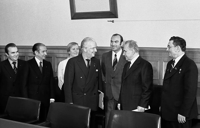 Председатель Комитета по физической культуре и спорту при Совете министров СССР Сергей Павлов, первый вице-президент Международного олимпийского комитета Хуан Антонио Самаранч, директор МОК Моник Берлю, президент МОК лорд Майкл Килланин, помощник главы оргкомитета «Олимпиада-80″Александр Козловский, председатель Совета министров СССР Алексей Косыгин (второй справа) и председатель оргкомитета «Олимпиада-80», заместитель председателя Совета министров СССР Игнатий Новиков (справа) во время встречи в Кремле. 5 января 1976 г.
