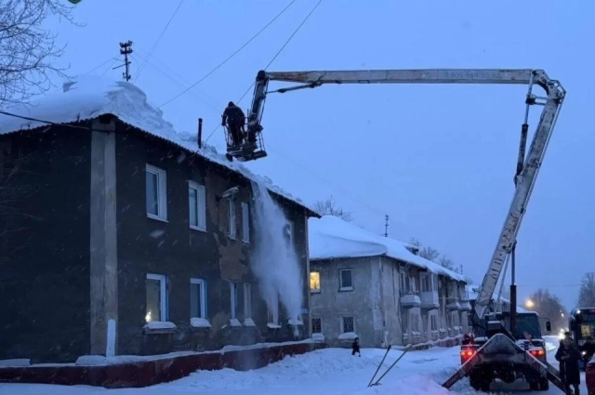    В Кемерове у жилого дома из-за снега провалилась крыша