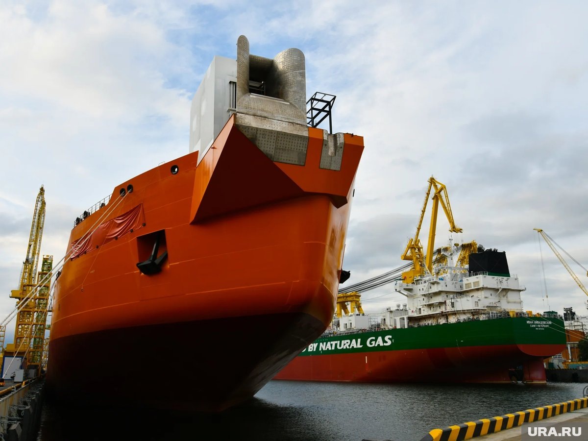     Россия заменяет прямые поставки российской нефти экспортом через посредников, и это отражается в статистике, говорит Игорь Юшков