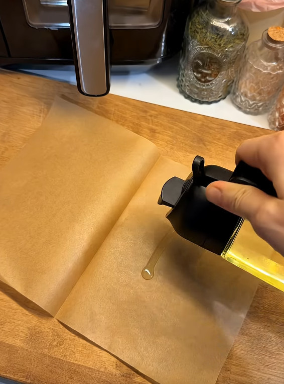 Просто промаслила бумагу