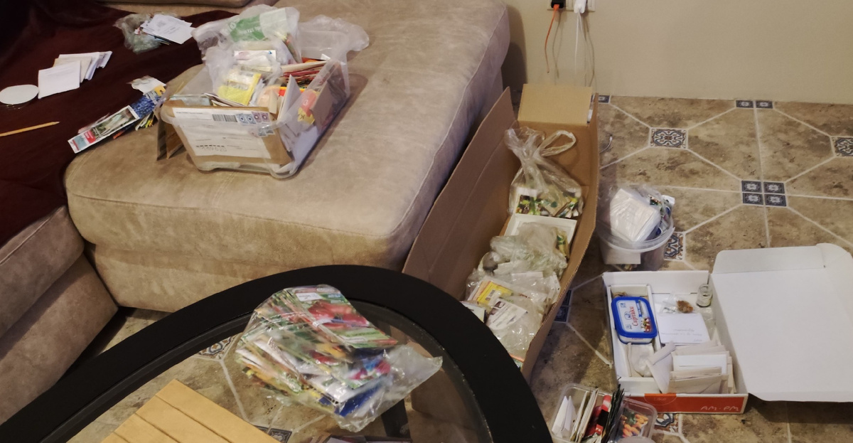 Вот эта картонная коробка на полу - та самая "коробочка"