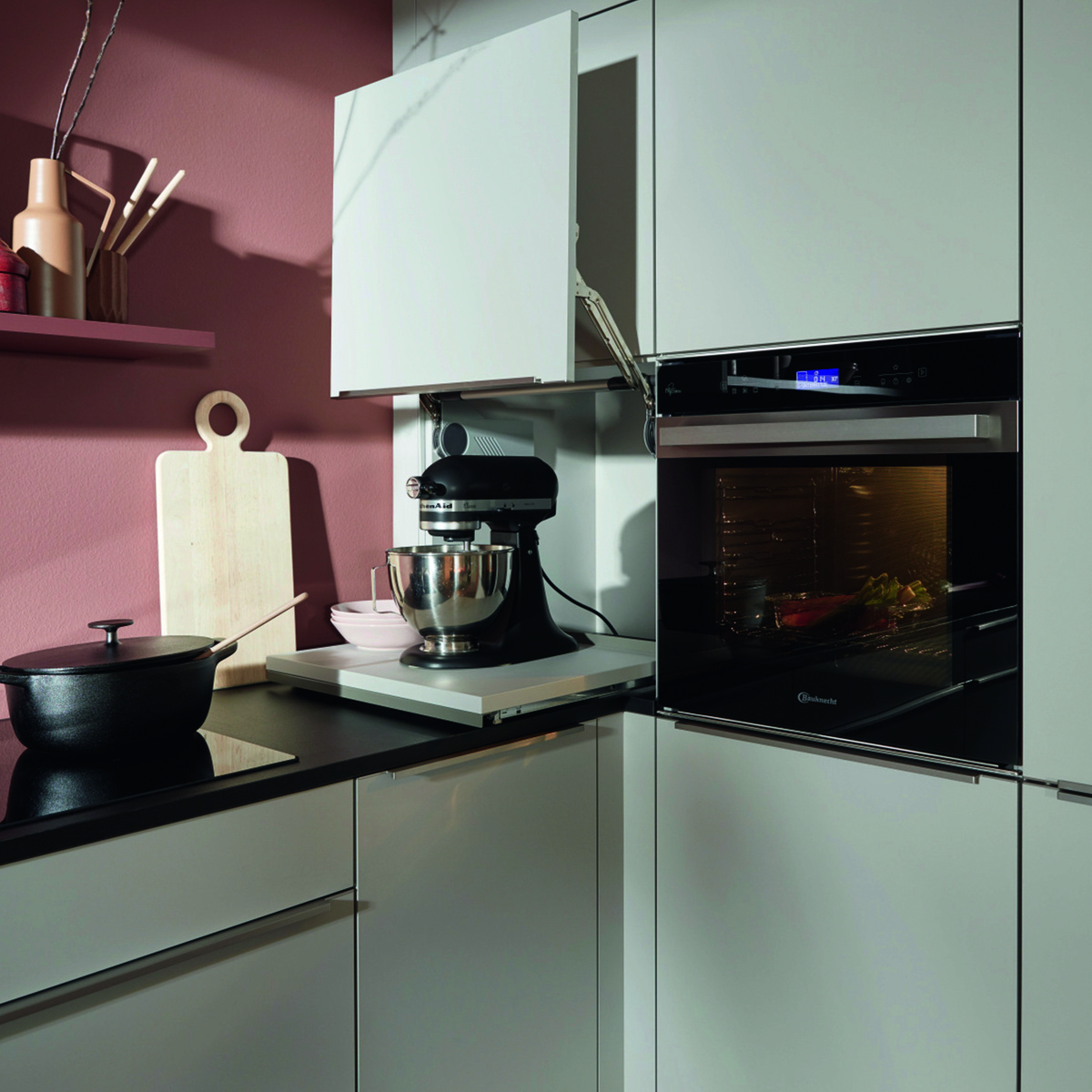 Эта кухня оснащена не только удобной встроенной духовкой, но и уникальным механизмом. С помощью выдвижного "лотка" кофемашина легко прячется в шкаф, создавая ощущение порядка и чистоты на кухне. Такой подход значительно упрощает организацию пространства для хранения кухонной техники и посуды.