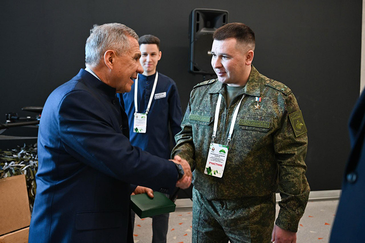    На этой неделе Габдрахманов вручил раису Татарстана Рустаму Минниханову знак 7-й отдельной гвардейской Чистяковской мотострелковой ордена славы I степени бригады.   
Фото: rais.tatarstan.ru