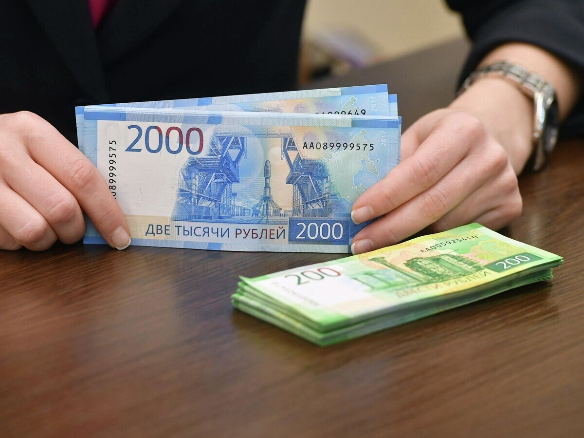    Купюры номиналом 200 и 2000 рублей | © РИА Новости / Михаил Воскресенский