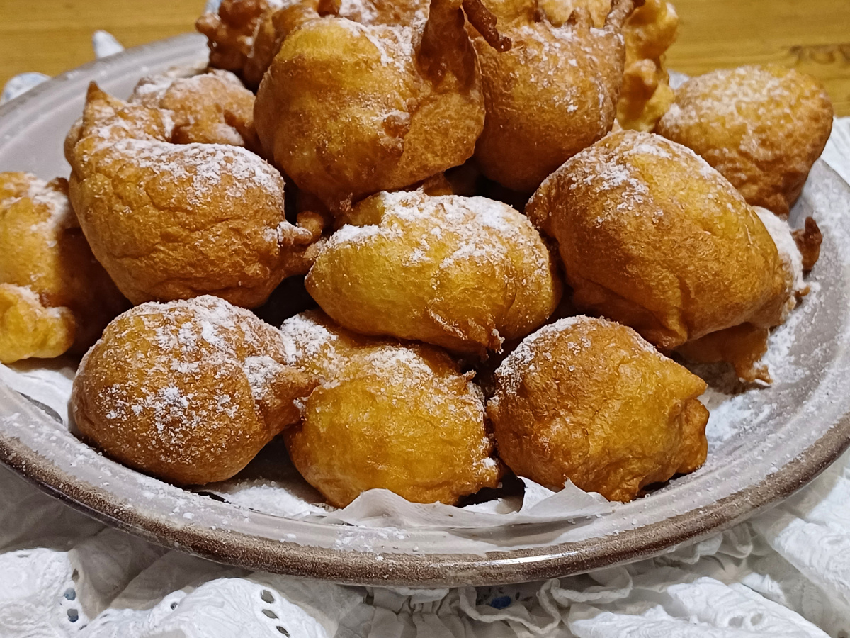 Домашние пончики не бывают идеально ровными. Они пышные и воздушные. Улетают во время завтрака с тарелки. Фото автора Юлии Солоха.