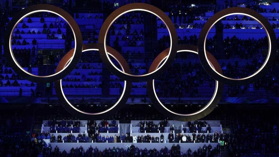    Олимпийские кольца на стадионе Сан-Сиро в Милане на Играх 2026. Фото: Reuters