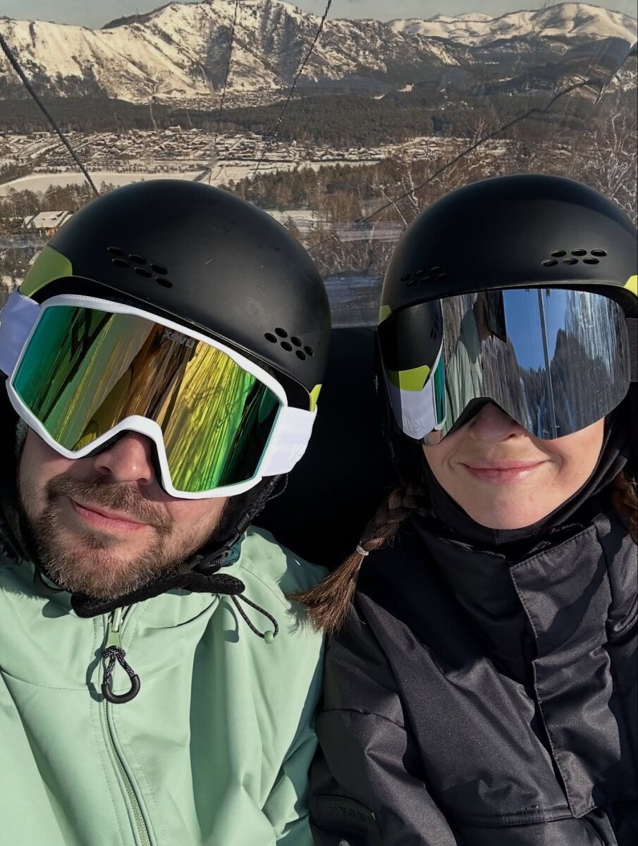    Алексей Чадов с семьей на курорте Манжерок. Источник: @alexeychadovofficial*