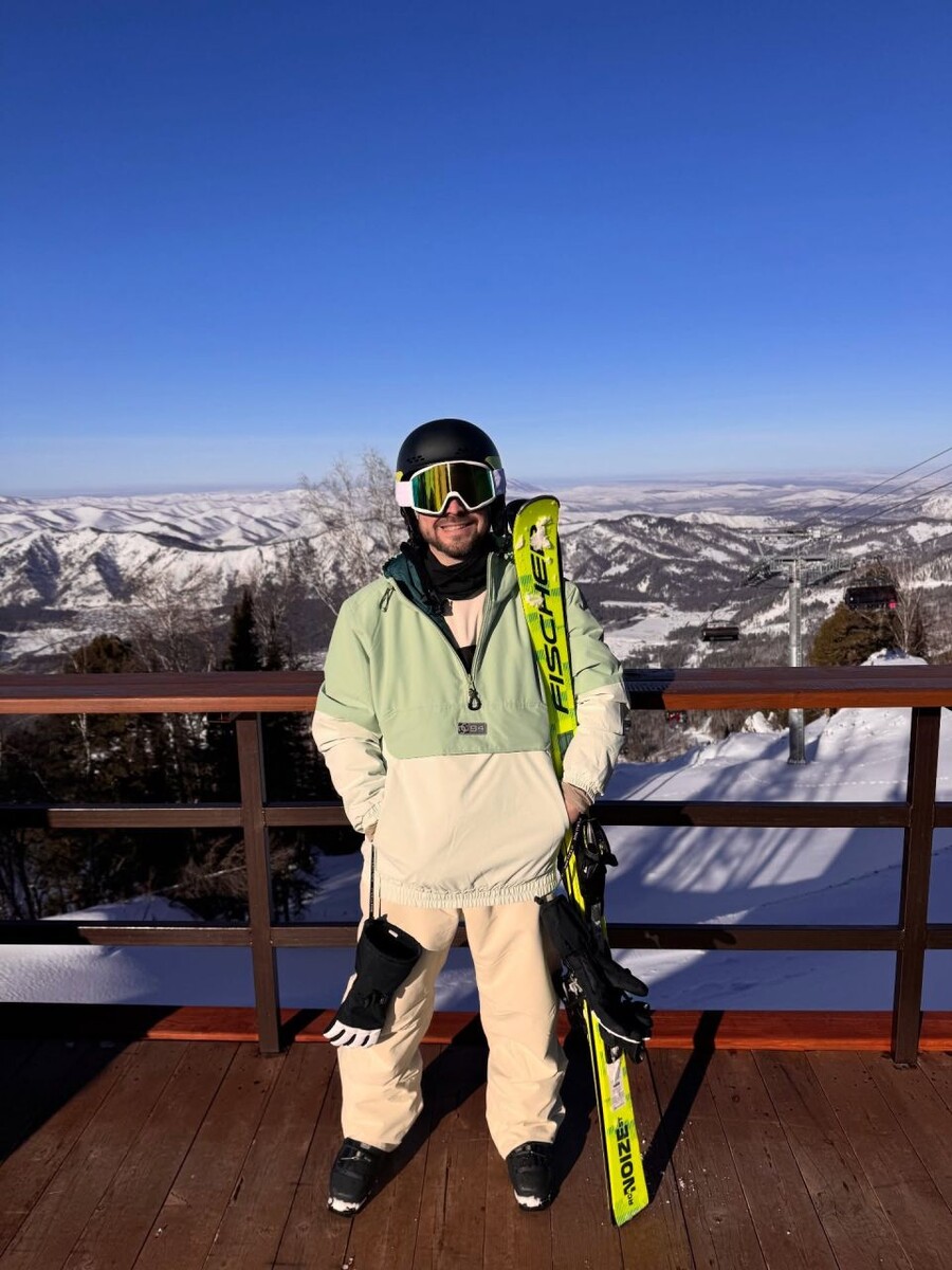    Алексей Чадов с семьей на курорте Манжерок. Источник: @alexeychadovofficial*