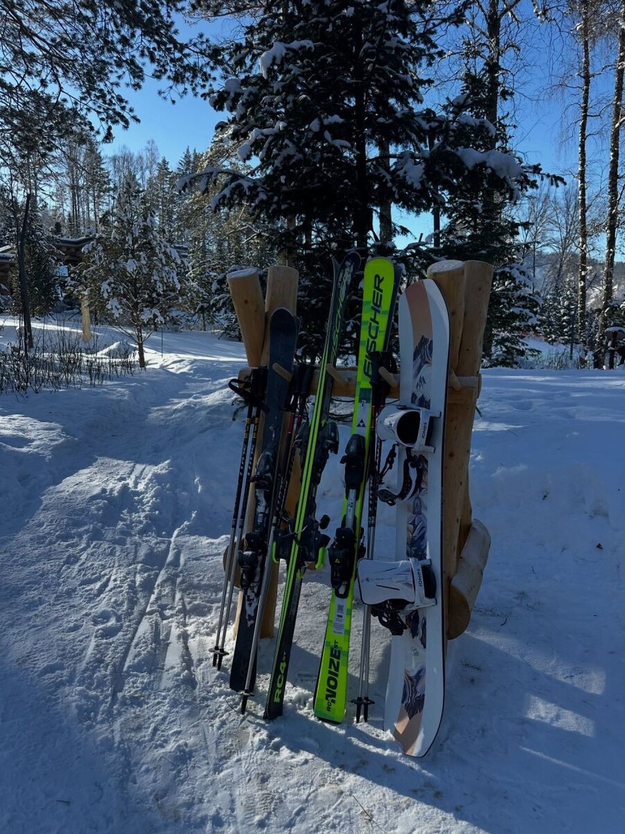    Алексей Чадов с семьей на курорте Манжерок. Источник: @alexeychadovofficial*