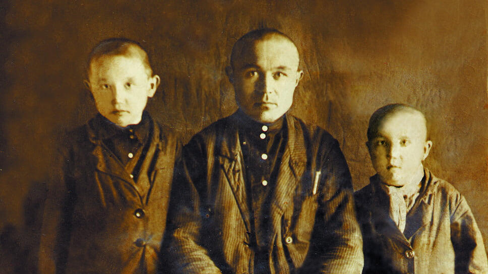 Муртаза Рахимов родился в деревне Таваканово 7 февраля 1934 года. Кроме него в семье бывшего военного и председателя сельхозхозяйств Губайдуллы Рахимова рос старший брат Гарей. Когда началась Великая Отечественная война, глава семейства перевез супругу и сыновей в деревню Юмагузино к своему брату, а сам ушел на фронт. В новом доме Рахимовым не нашлось места, поэтому они были вынуждены жить в землянке. Позднее в интервью Муртаза Рахимов вспоминал, как ежедневно они ходили за хворостом и топили печь. Губайдулла Рахимов вернулся с фронта в 1946 году..📷Фото: «История Уфы и Башкортостана. Старые фотографии» / Vk.com