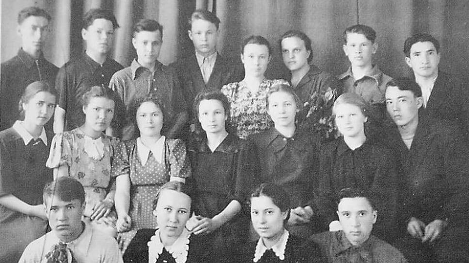 Окончив семь классов школы (из одиннадцати предметов восемь он сдал на пятерки, включая геометрию, алгебру и физику), юный Муртаза Рахимов поступил в Уфимский нефтяной техникум: он решил стать оператором спецтехники. В 1956 году, получив специальность, будущий президент Башкирии устроился на Уфимский нефтеперерабатывающий завод. Там он познакомился со своей будущей супругой Луизой. В 1961 году у них родился единственный сын — Урал. На фото — группа, в которой учился Муртаза Рахимов (первый справа во втором ряду).📷Фото: Пресс-служба УГНТУ