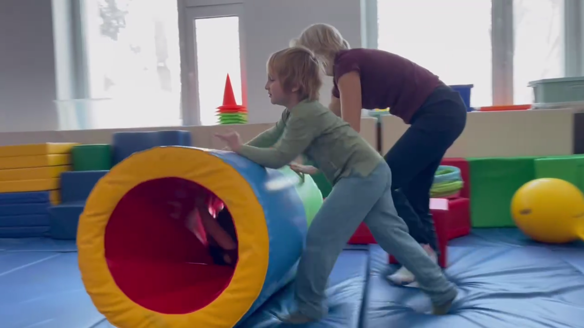 Сейчас на занятиях в ЦЛП катают друг друга в такой вот трубе