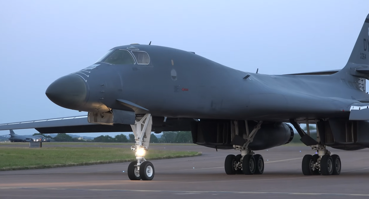 B-1 Lancer, который мог улететь посреди шоу. Наверное лучший американский бомбер.B-1 Lancer, который мог улететь посреди шоу. Наверное лучший американский бомбер.
