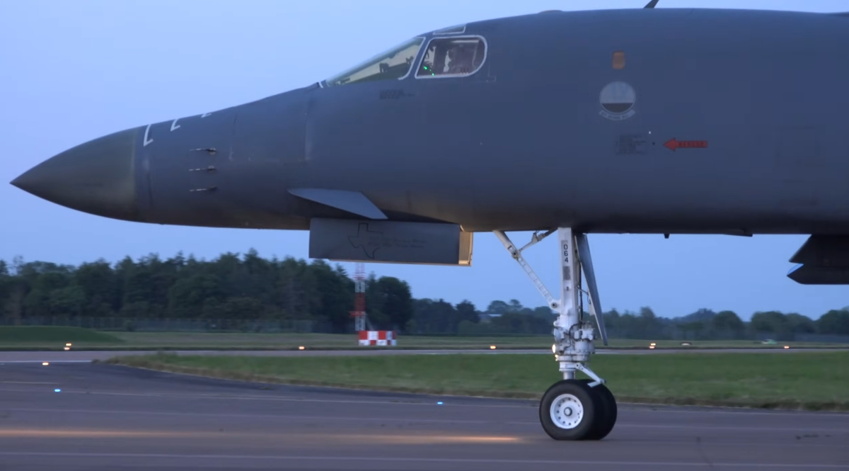 B-1 Lancer, который мог улететь посреди шоу. Наверное лучший американский бомбер.