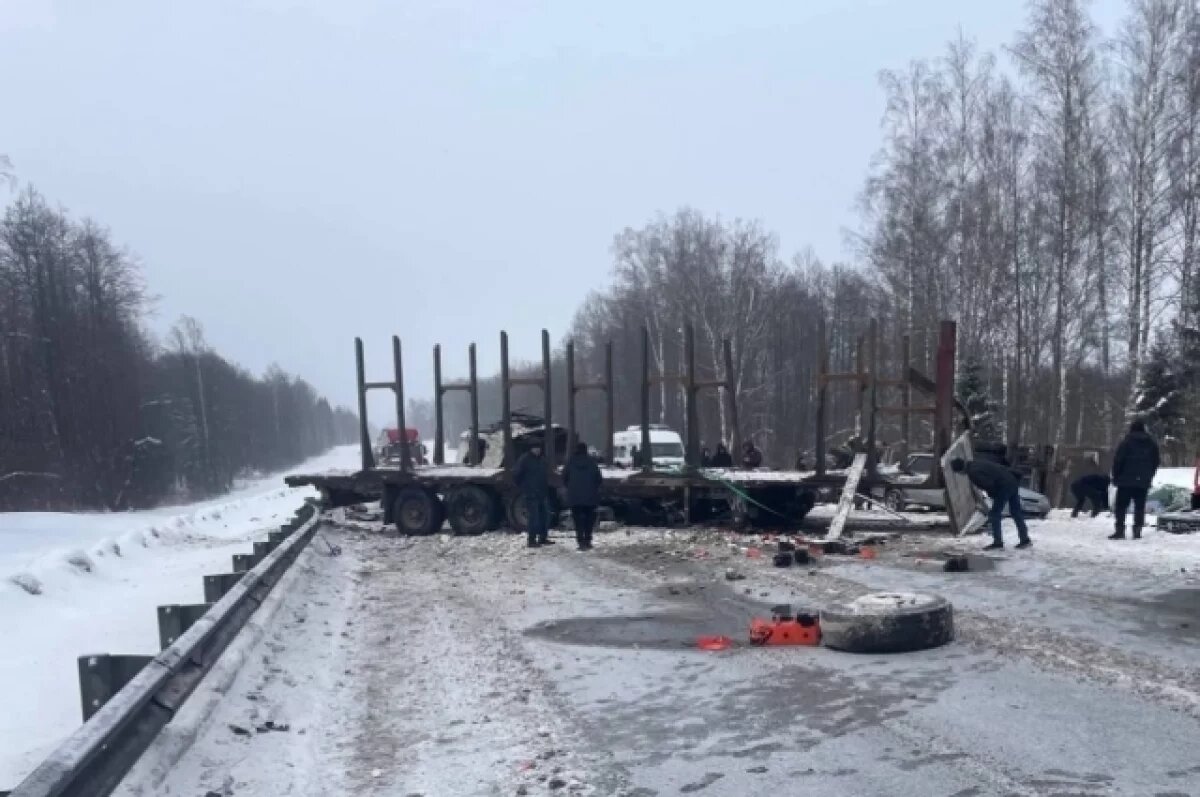    Грузовики столкнулись в Починковском районе Смоленской области