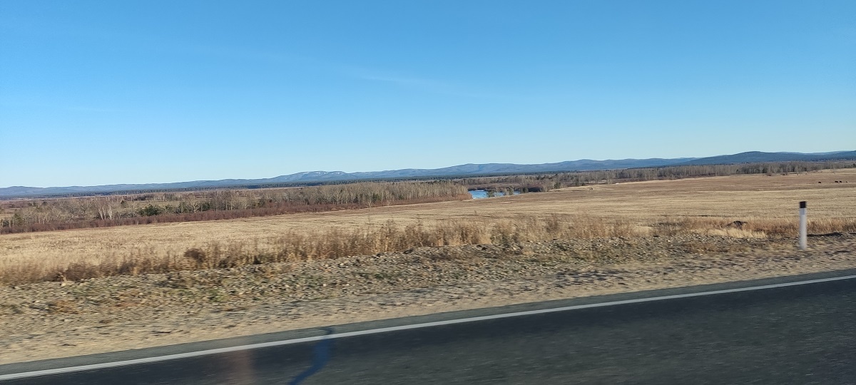 Плюсы современности: не надо гадать, как называется всё, мимо чего ты проезжаешь. Заглянул в навигатор - и просветился... Это вот река Ингода, к слову сказать. 