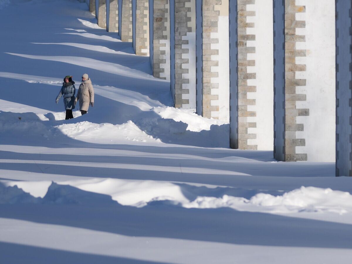    Люди у Ростокинского акведука в Москве | © РИА Новости / Григорий Сысоев