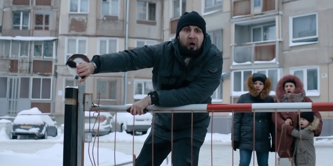 "Это мой парковка": Приезжему с бородой не понравилось замечание русской пары, он вырвал с корнями шлагбаум