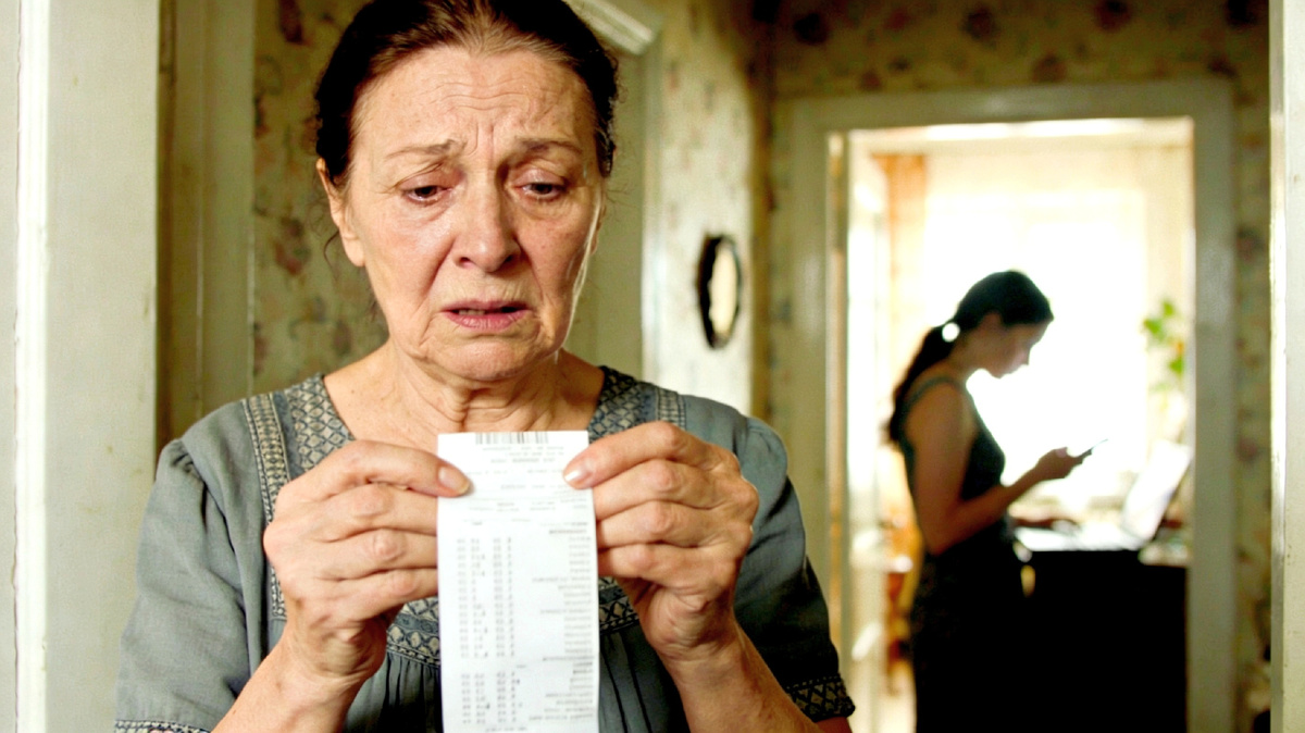 Нашла чек на окна за 150 тысяч. Вчера дочь говорила, что у них «кризис» и денег на меня нет