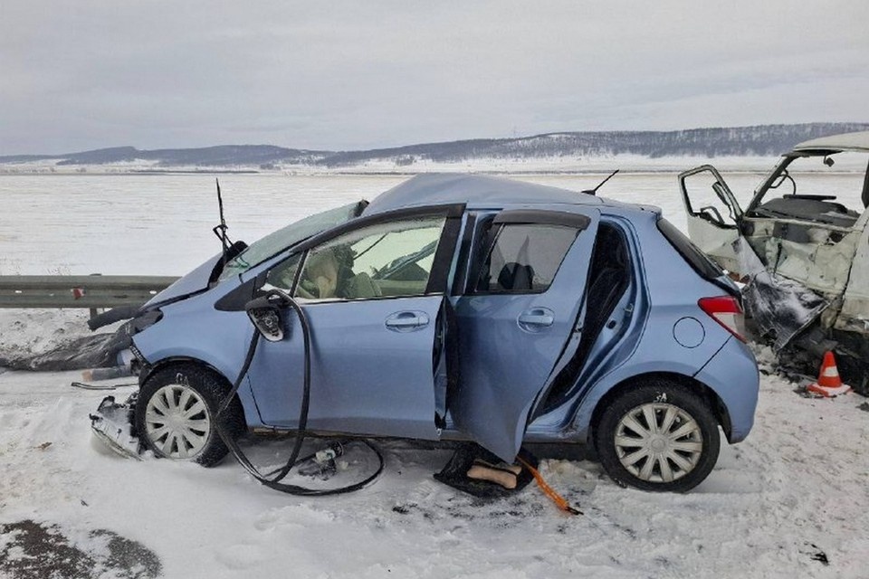    Полиция устанавливает обстоятельства аварии под Балахтой. Фото: МВД