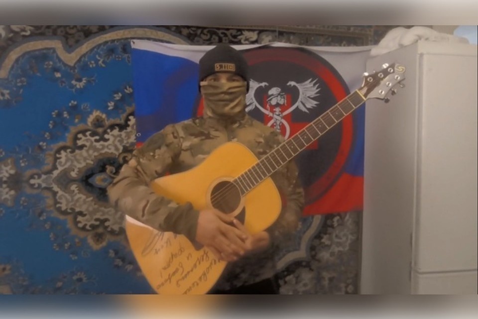    Гитара с автографом Александра Коца оказалась в руках защитника Херсонщины. Фото: Народный фронт Херсонской области