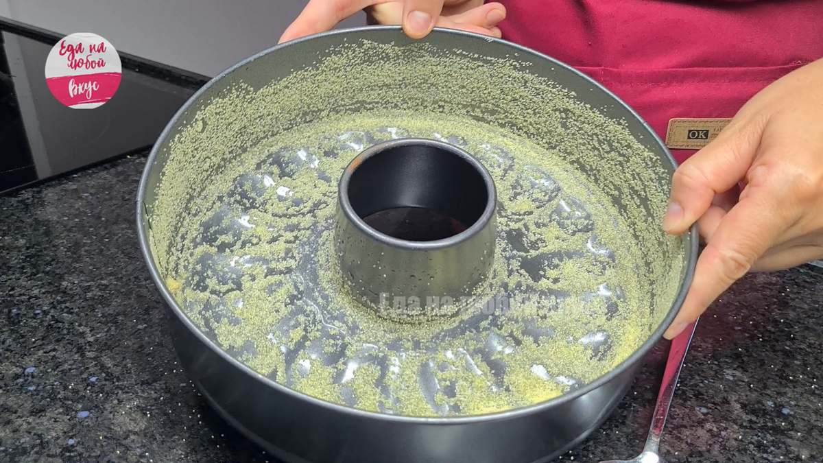 подготовленная форма, присыпанная манкой