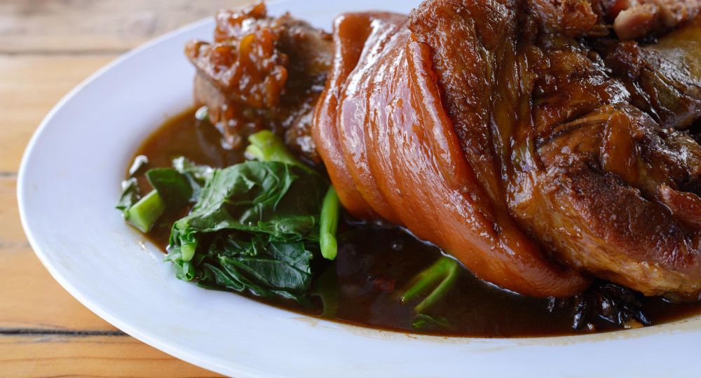 Новый рецепт: запекаем свиную рульку в маринаде из горчицы, мёда и соевого соуса