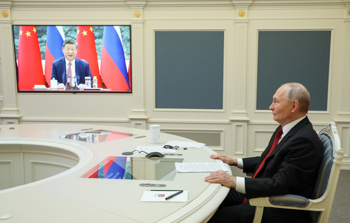    Председатель КНР Си Цзиньпин и президент РФ Владимир Путин  Вячеслав Прокофьев/пресс-служба президента РФ/ТАСС