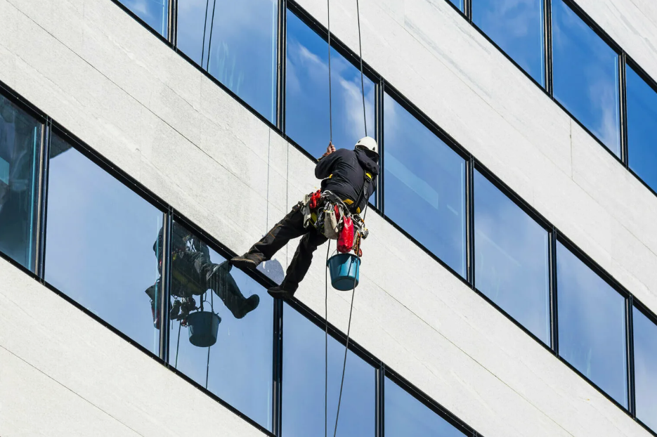 На фото: мытьё фасадов промышленными альпинистами
