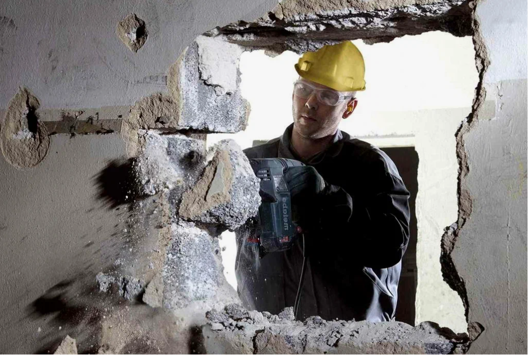 На фото: профессиональные демонтажные работы