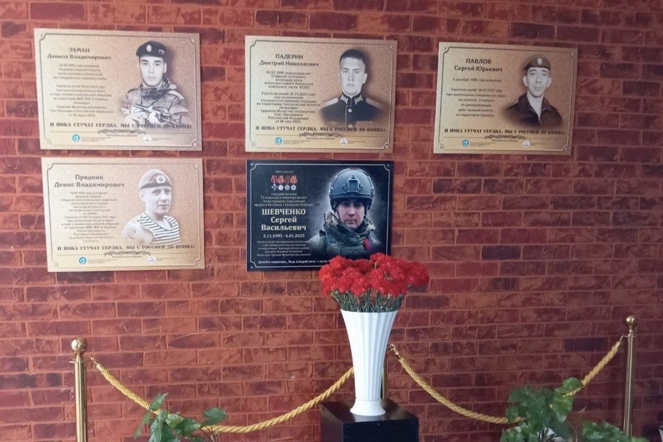    В школе открыли мемориальную доску участнику СВО Сергею Шевченко. Фото: соцсети мэра Усть-Илимска Эдуарда Симонова.