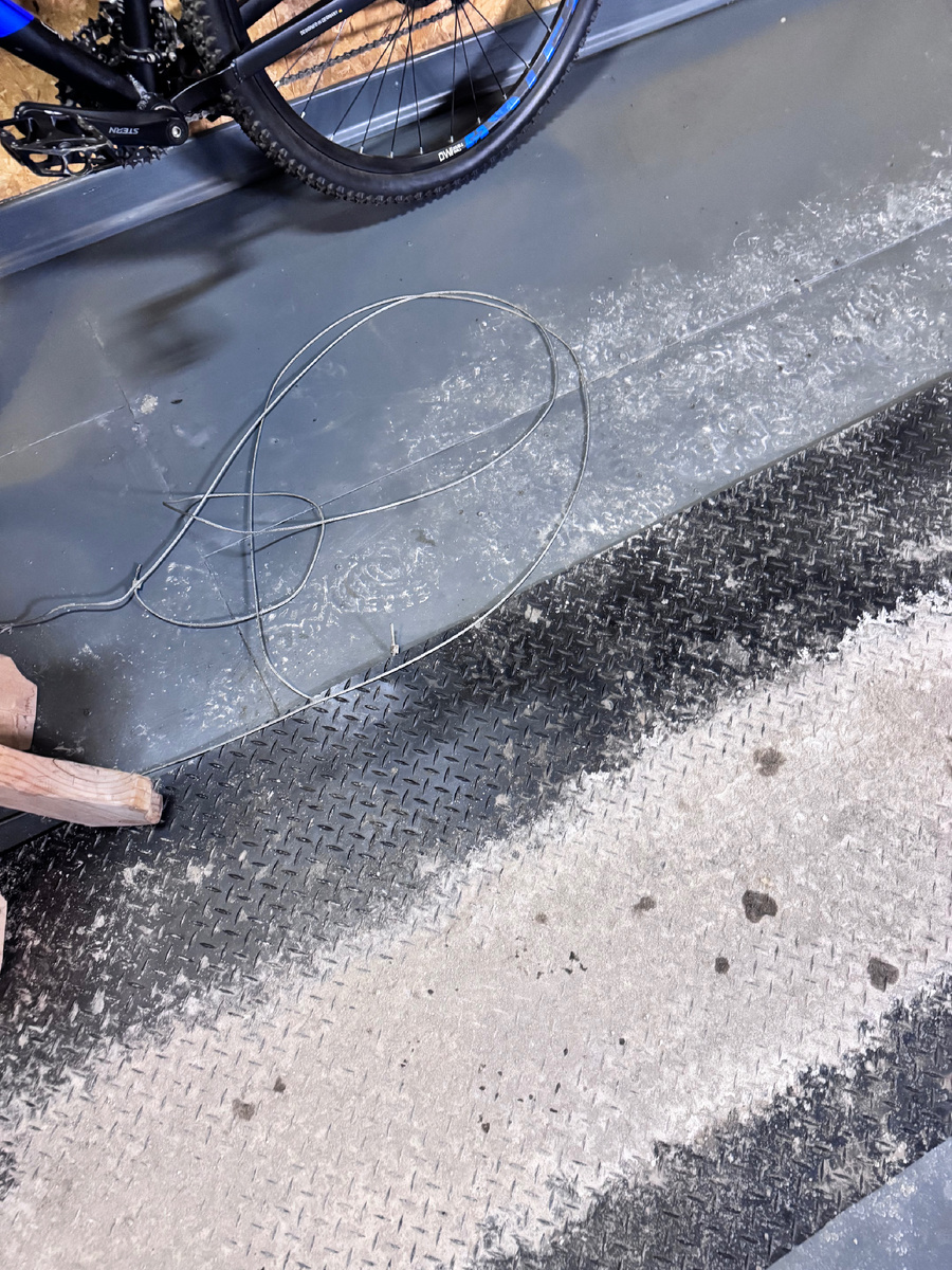 Один из тросов