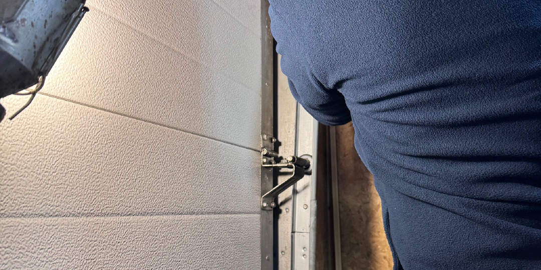 Поломка секционных ворот в гараже. Обрыв тросов. Ремонт.