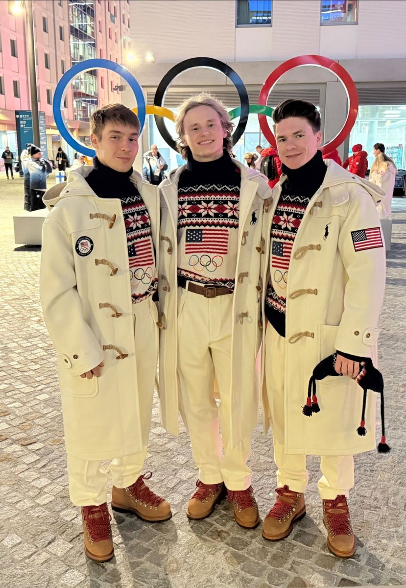 Американские фигуристы Илья Малинин, Эндрю Торгашев и Максим Наумов приняли участие в церемонии открытия зимних Олимпийских игр — 2026 в Милане (Италия) в составе делегации сборной США. (ФОТО: СОЦСЕТИ АРИ ЗАКАРЯНА)