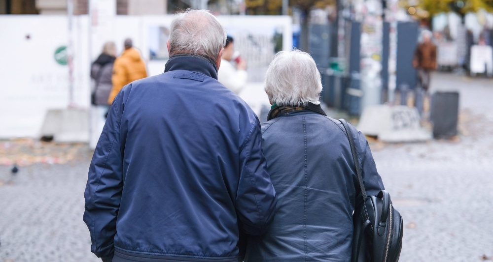 Уход за пенсионером: как получить пособие и стаж в 2026 году — пошаговая инструкция от юриста.