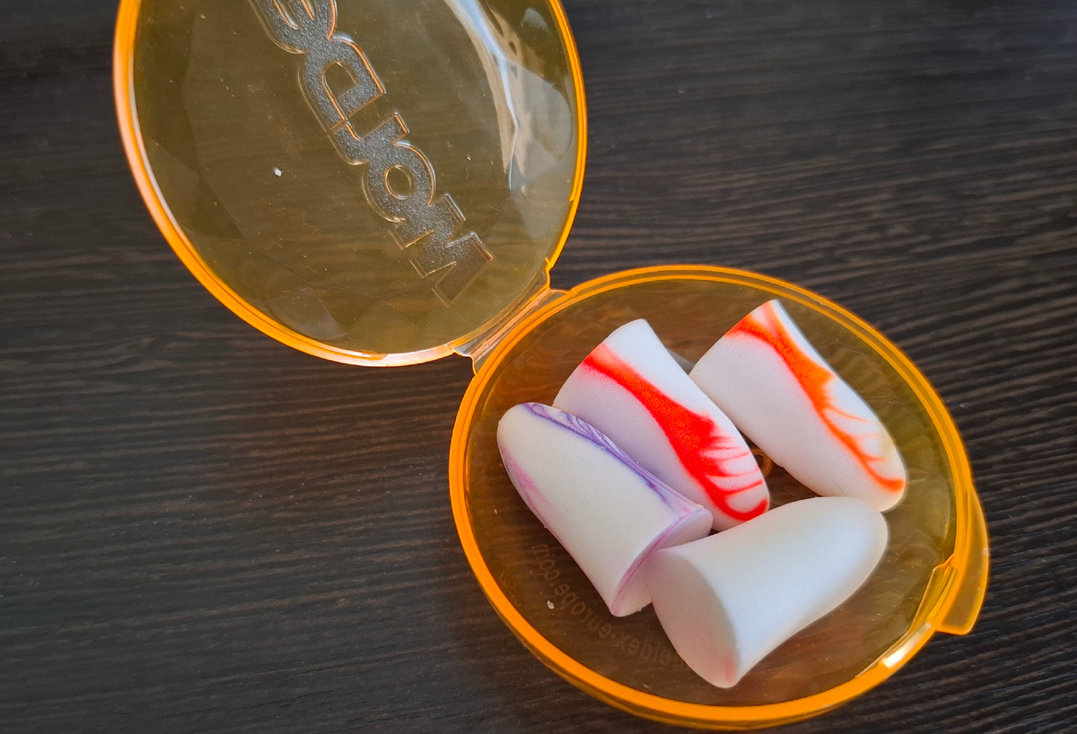 Беруши мягкие, как губка, эластичные, и если их катать пальцами, сжимая, то они принимают любую форму.