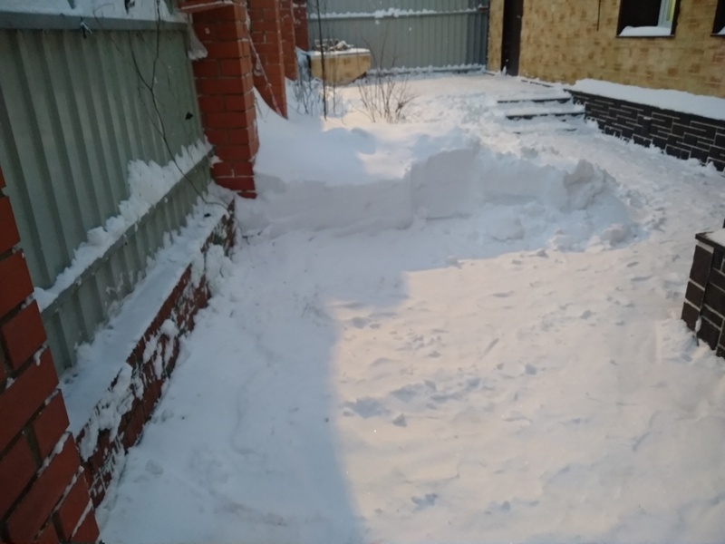 Вот это место, где муж убрал снег