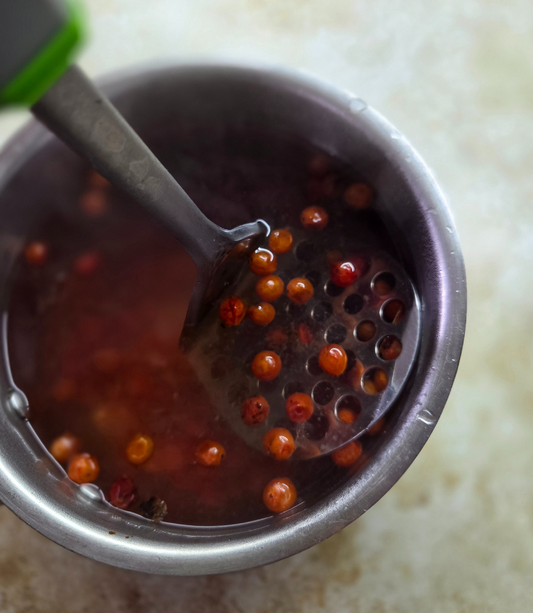 2. Заливаем их кипятком и толчём