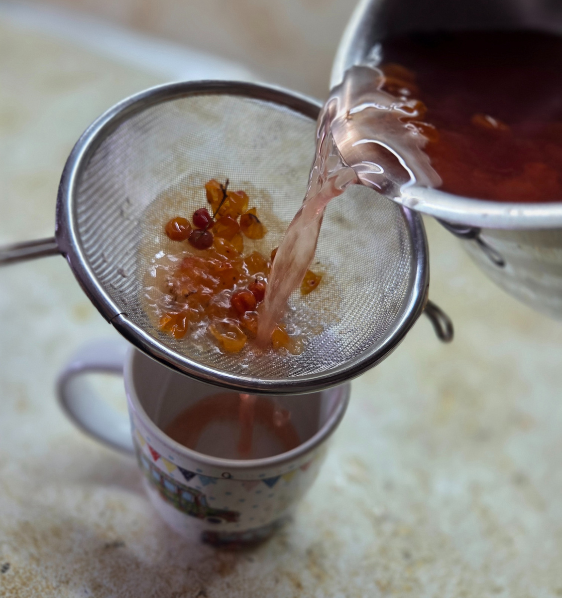 3. Добавляем сахар или мёд и процеживаем