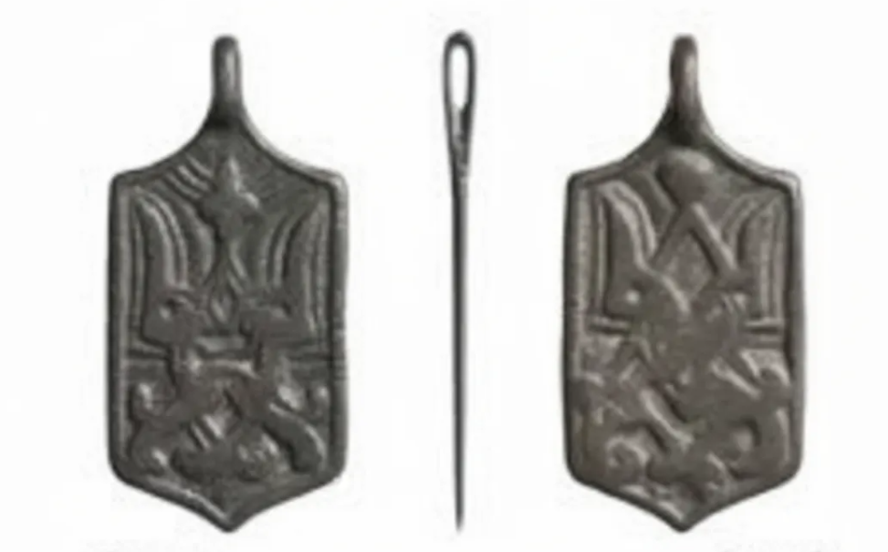 В Старой Ладоге найден редкий кулон с трезубцем Рюриковичей. Кулон с изображением трезубца Рюриковичей, датируемый X–XI веками. Исследователи считают, что предмет служил официальным знаком, подтверждающим полномочия высокопоставленного княжеского чиновника.