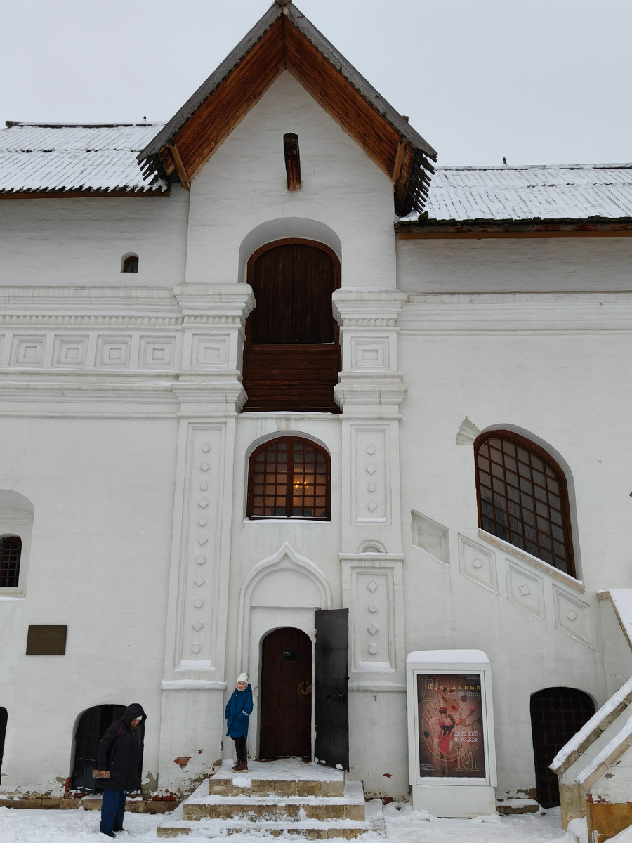 Вход в здание Старого Английского двора. 12 января 2026 года.