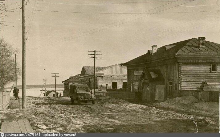    Сургут, 1960-е годы. Автомобили на улицах формирующегося города   pastvu.com