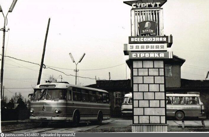    Сургут, 1960-е годы. Автомобили на улицах формирующегося города   pastvu.com