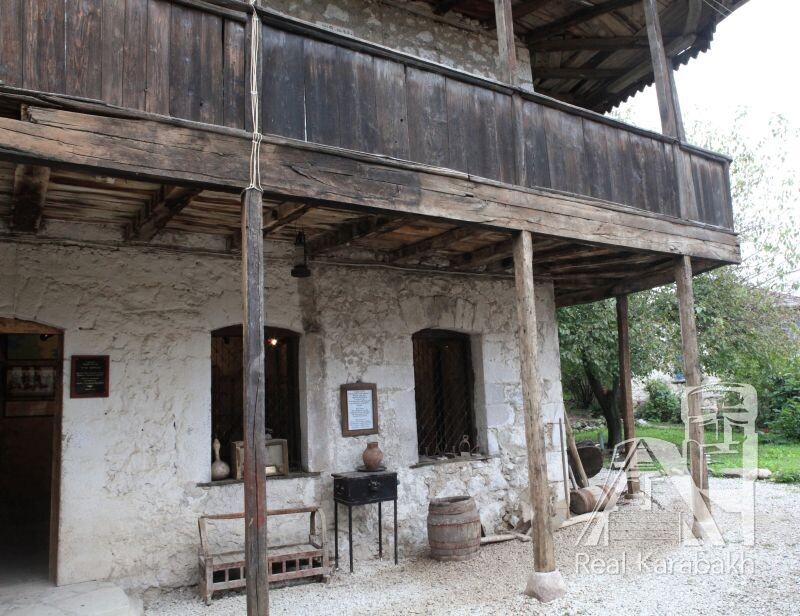 Музей Никола Думана находится в селе Цахкашат Аскеранского района, вдоль трассы Север-юг на расстоянии  22 км от Степанакерта.