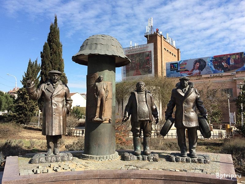 Памятник Мимино работы Церетели у метро Авлабари