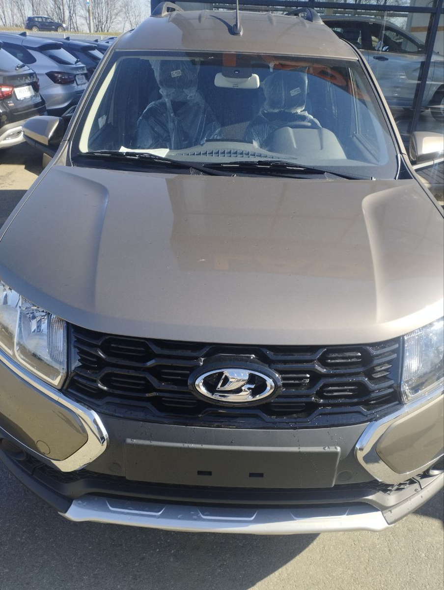 А вот и моя машинка — ждет пока с дилером оформлю все документы.