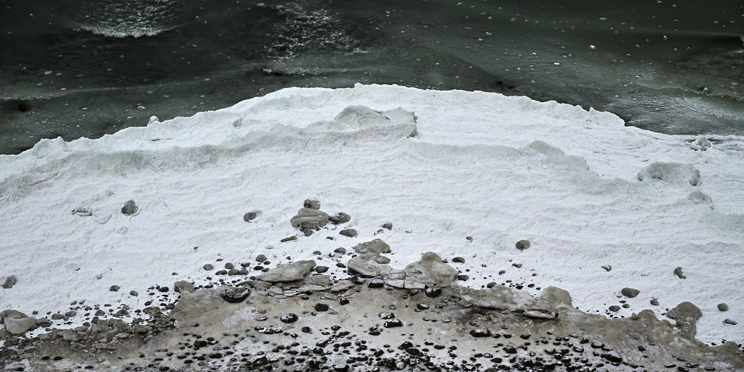 Вместо лебедей – айсберги. Вместо пляжа – инопланетный пейзаж. Как выглядит Филинская бухта в морозы