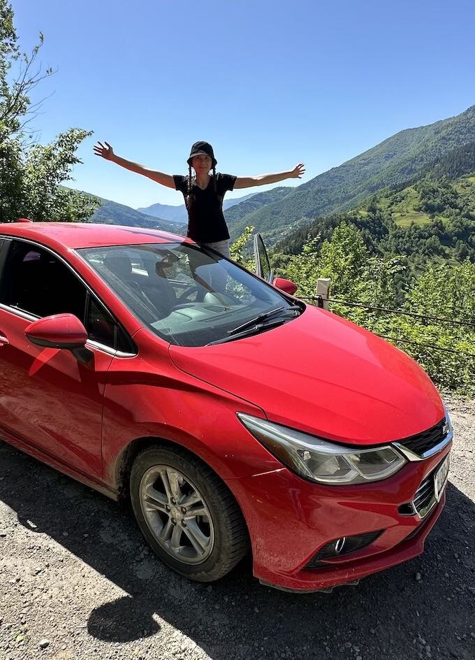 Арендованная машина в Батуми, летом 45$/сутки, зимой от 20$. И все-таки кататься по Сванетии удобнее на внедорожнике