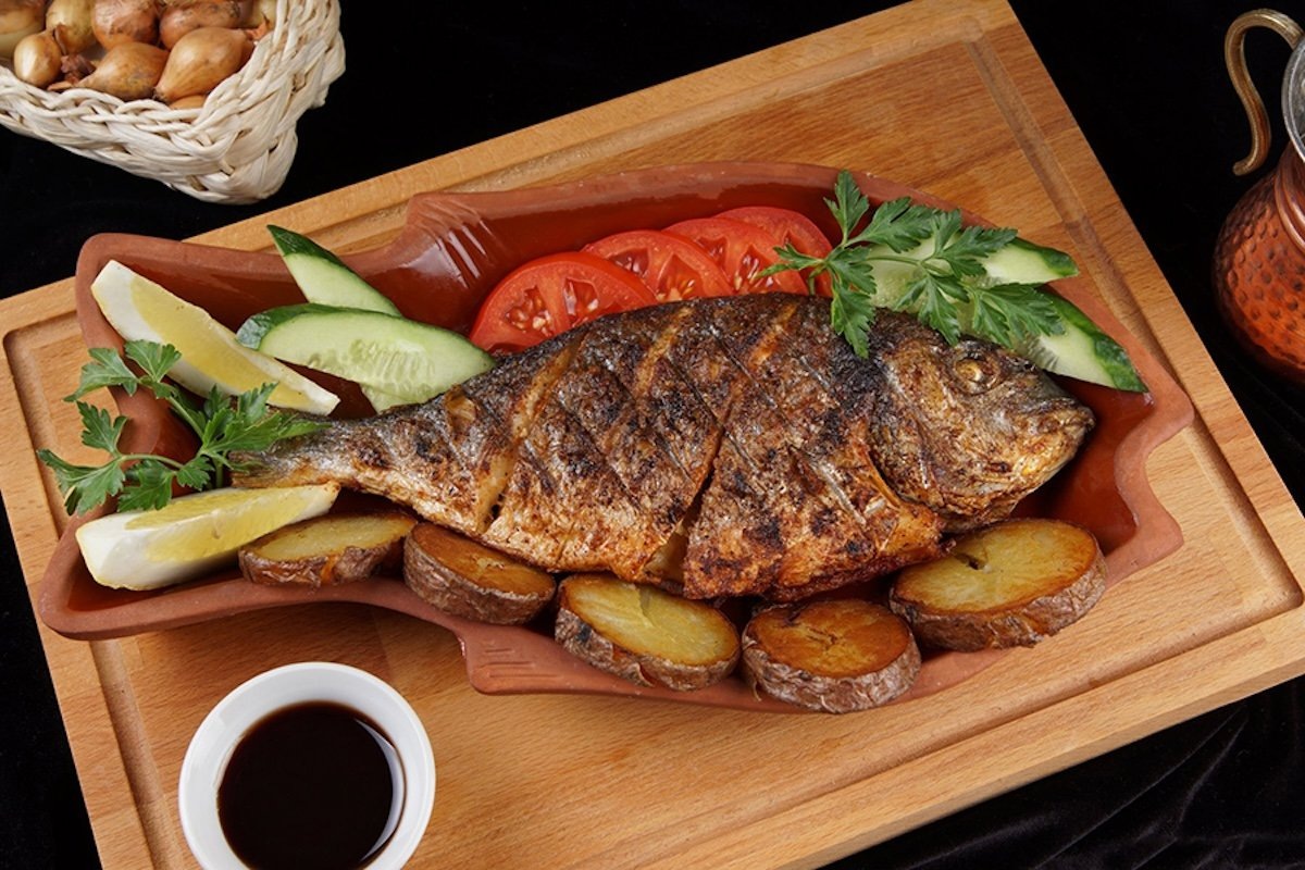    Никто не запрещает есть рыбу, ведь это вкусно. Но новый способ выработки омега-3 расширит количество способов ее получения человеком. Изображение: Красный Север